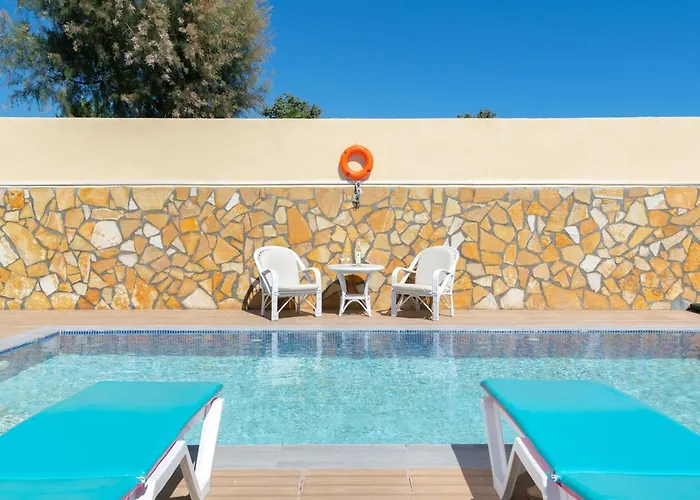 The South Escape With Front Pool Semesterbostad *