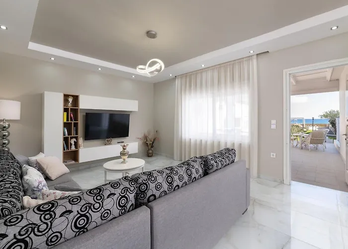 Semesterbostad The South Escape With Front Pool Plimmiri