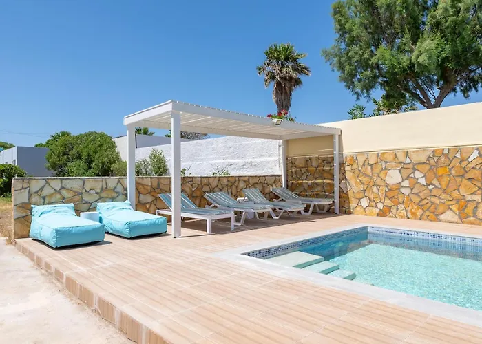 The South Escape With Front Pool Nyaraló