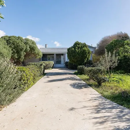 Case de vacanță The South Escape With Front Pool