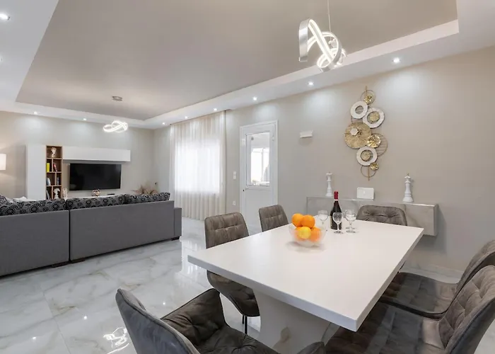 Prázdninový dům The South Escape With Front Pool